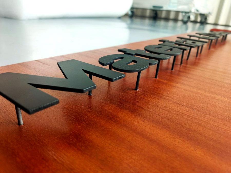 ป้ายอักษรโลหะ และป้ายโลโก้ ดีไซน์หรูหรา แข็งแรง ทนทาน เหมาะสำหรับป้ายบริษัท ร้านค้า และงานตกแต่งอาคาร