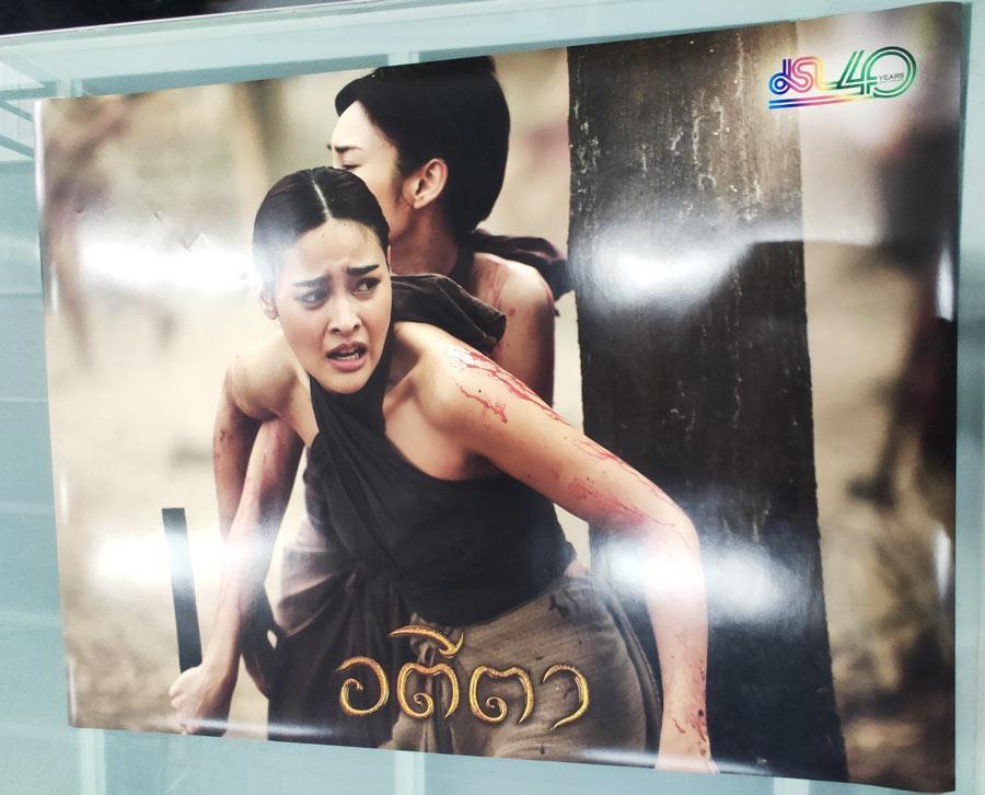 พิมพ์โปสเตอร์โฆษณาสินค้า Poster Ad โปสเตอร์ขนาดใหญ่ พิมพ์คมชัด สีสด เหมาะสำหรับงานโปรโมชัน โฆษณา และตกแต่งร้าน