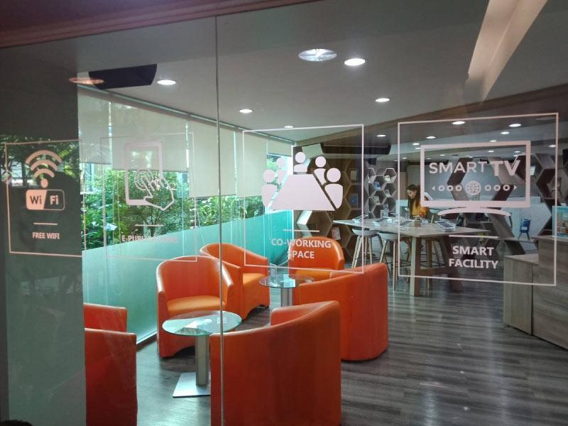 สติ๊กเกอร์ติดกระจก ทึบแสง กันแดด และโปร่งแสง พิมพ์คมชัด ช่วยลดแสงแดด เพิ่มความเป็นส่วนตัว เหมาะสำหรับอาคารและร้านค้า