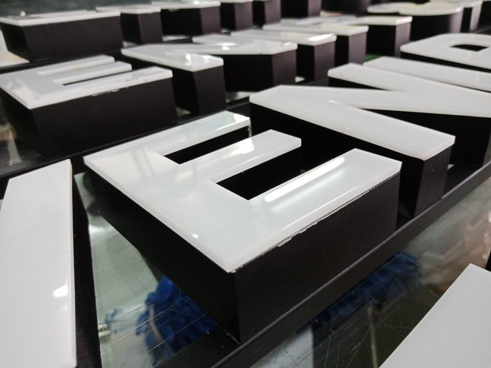 ตัวอักษรไฟ LED ป้ายไฟ และป้ายไฟโลโก้ สว่างคมชัด ดีไซน์หรูหรา เหมาะสำหรับป้ายร้านค้า บริษัท และงานตกแต่งอาคาร