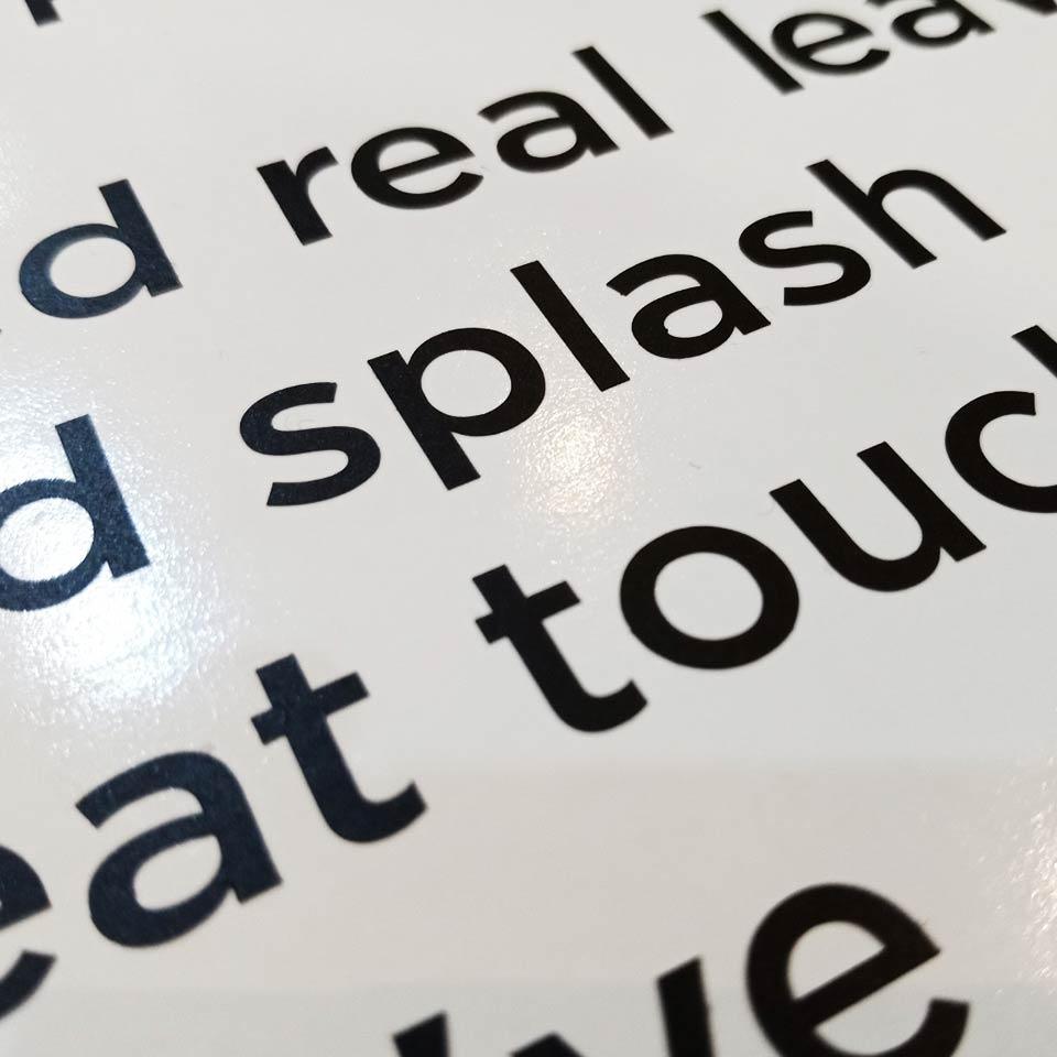 สติ๊กเกอร์ติดกระจก ทึบแสง กันแดด และโปร่งแสง พิมพ์คมชัด ช่วยลดแสงแดด เพิ่มความเป็นส่วนตัว เหมาะสำหรับอาคารและร้านค้า