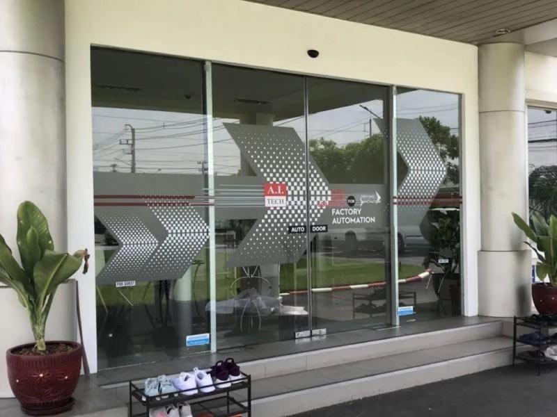 สติ๊กเกอร์ไดคัท และสติ๊กเกอร์ติดกระจกหน้าร้าน พิมพ์คมชัด สีสวยทนทาน เหมาะสำหรับงานตกแต่งร้านค้า โปรโมชัน และโฆษณา