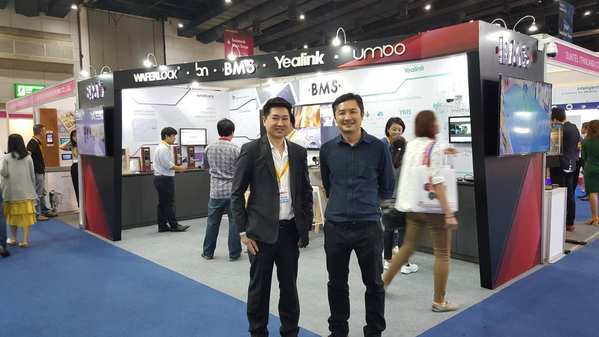 รับทำบูธแสดงสินค้า บูธออกงานอีเวนต์ และบูธ Expo ดีไซน์สวย พิมพ์คมชัด โครงสร้างแข็งแรง เหมาะสำหรับงานโปรโมชันและนิทรรศการ