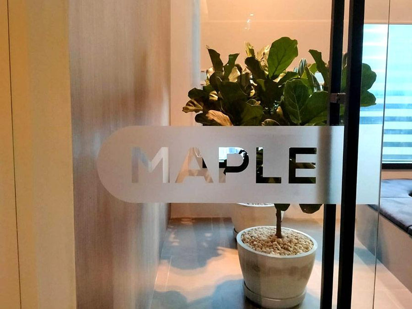 สติ๊กเกอร์ติดกระจก ทึบแสง กันแดด และโปร่งแสง พิมพ์คมชัด ช่วยลดแสงแดด เพิ่มความเป็นส่วนตัว เหมาะสำหรับอาคารและร้านค้า