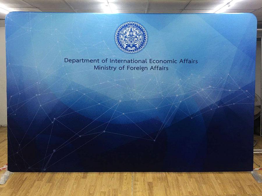 Fabric Backdrop แบคดรอปผ้า หน้าตรง ผ้ายืด ทนทาน บูธผ้า บูธแสดงสินค้า ราคาถูก อุปกรณ์ออกบูธ