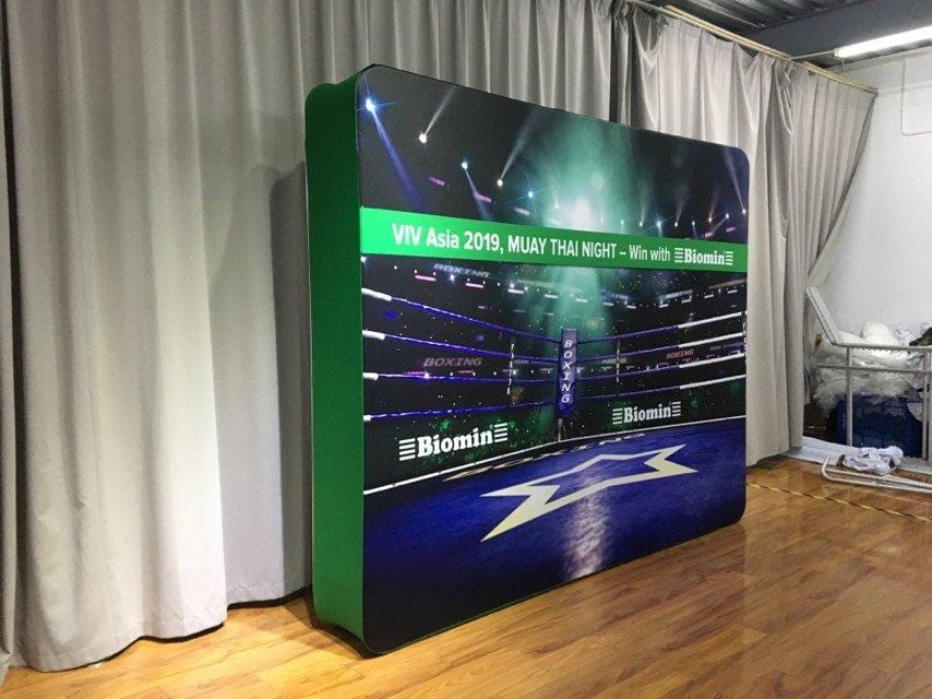 แบคดรอปผ้า ออกบูธ สำเร็จรูป - Octopus Media Solutions