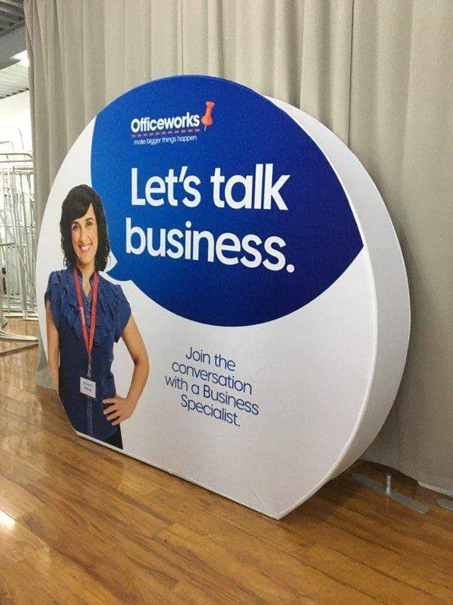 แบคดรอปผ้า โค้ง ซุ้มถ่ายรูป ฉากถ่ายรูป ถ่ายหลังเวที ฉากถ่ายรูปนิทรรศการ อุปกรณ์ออกบูธ