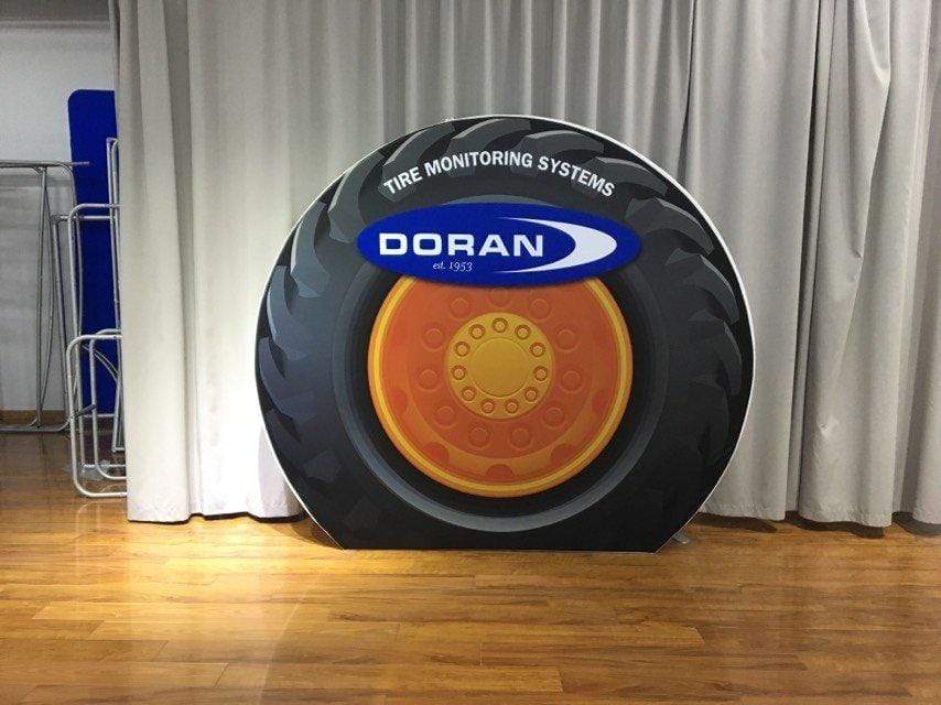 รับจัดทำอุปกรณ์จัดบูธออกอีเว้นท์ แบคดรอบโค้งแบบยาว แบคดรอปผ้า งานพิมพ์ด้านเดียว Fabric Backdrop Popular