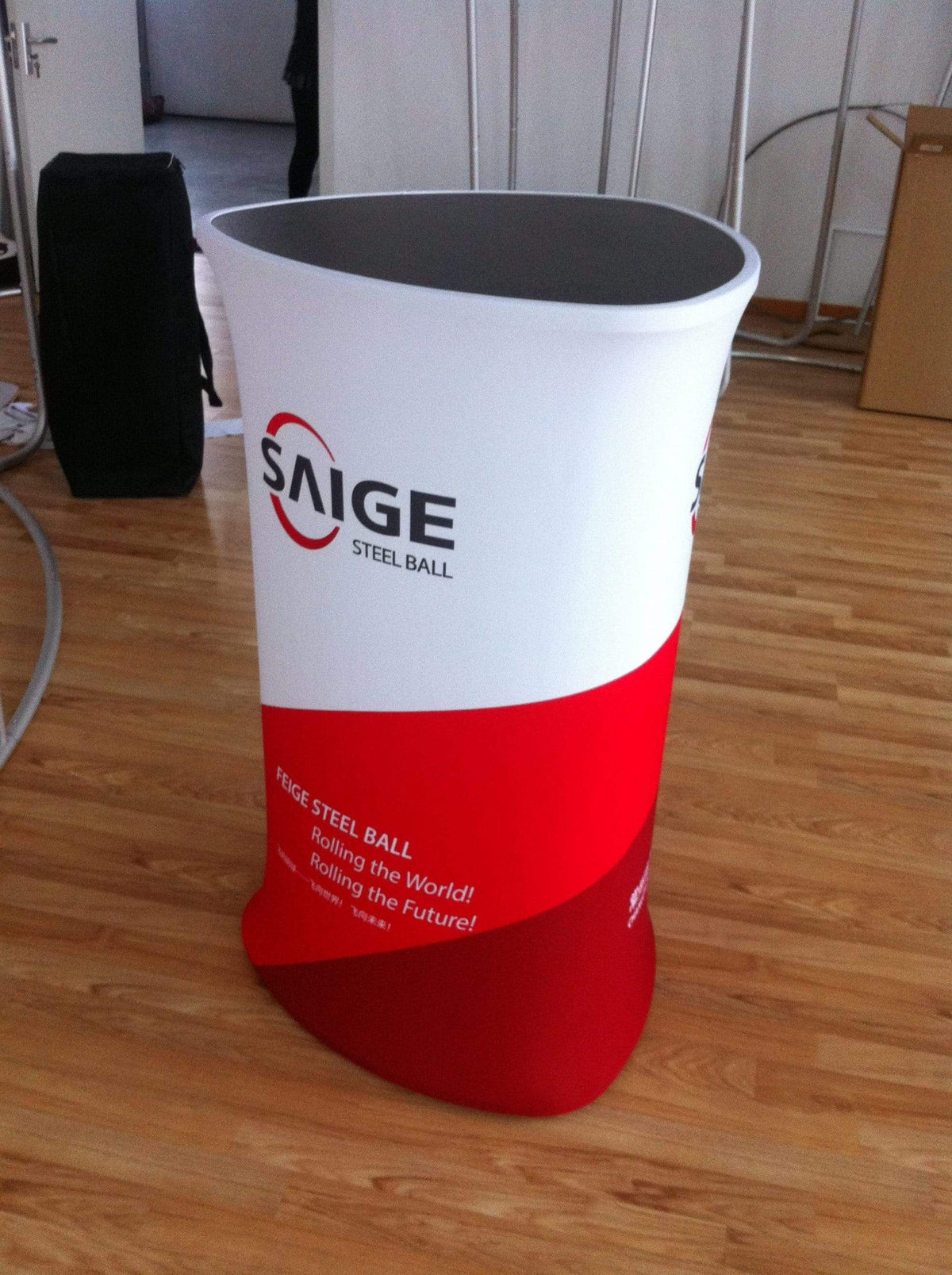 อุปกรณ์ออกบูธ จัดอีเว้นท์แบบผ้า งานพิมพ์ผ้า Fabric ชั้นวางแบบผ้าสำเร็จรูป ออคโทพุส#1 เชล์ฟวางของแบบผ้า Shelf Counter