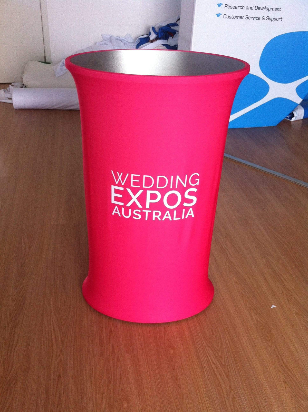 เค้าน์เตอร์ผ้า อุปกรณ์ออกบูธ จัดอีเว้นท์แบบผ้า งานพิมพ์ผ้า Fabric ชั้นวางแบบผ้าสำเร็จรูป เชล์ฟวางของแบบผ้า Shelf Counter