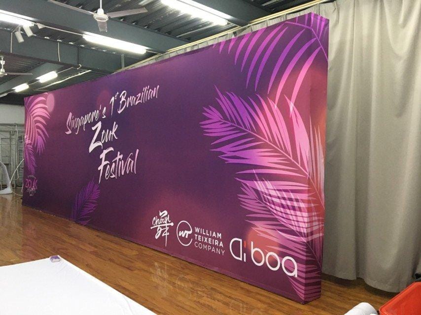 แบคดรอปผ้า ออกบูธ สำเร็จรูป - Octopus Media Solutions