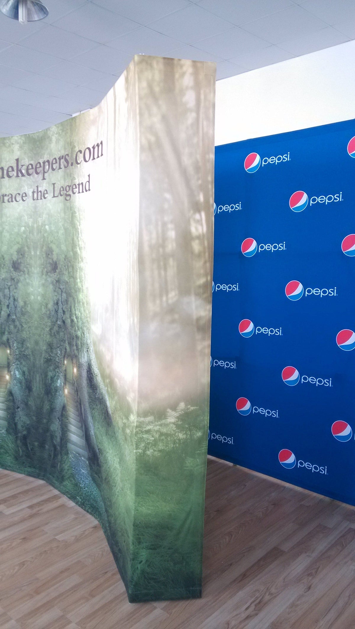 แบคดรอปผ้า ออกบูธ สำเร็จรูป - Octopus Media Solutions