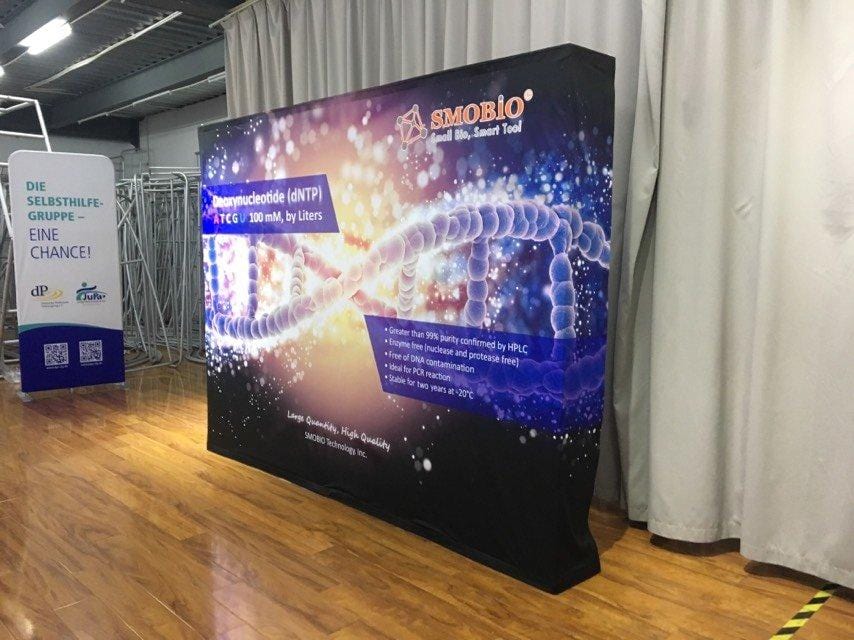 แบคดรอปผ้า ออกบูธ สำเร็จรูป - Octopus Media Solutions