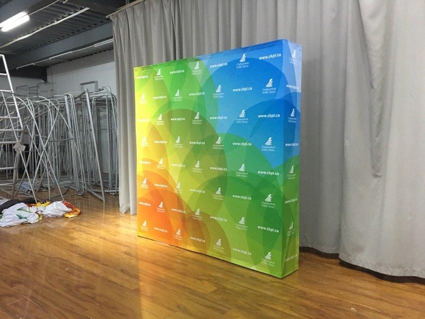 แบคดรอปผ้า ออกบูธ สำเร็จรูป - Octopus Media Solutions