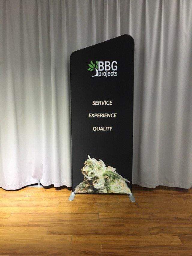 ป้ายตั้งพื้นแบบผ้า Fabric Stand น้ำหนักเบา พิมพ์คมชัด โครงสร้างแข็งแรง เหมาะสำหรับงานอีเวนต์ บูธแสดงสินค้า และโปรโมชัน