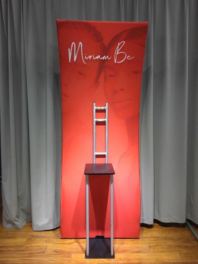 ป้ายตั้งพื้นแบบผ้า Fabric Stand น้ำหนักเบา พิมพ์คมชัด โครงสร้างแข็งแรง เหมาะสำหรับงานอีเวนต์ บูธแสดงสินค้า และโปรโมชัน