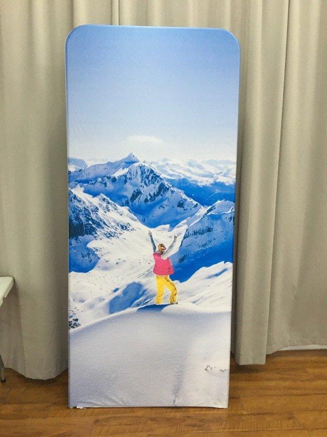 ป้ายตั้งพื้นแบบผ้า Fabric Stand น้ำหนักเบา พิมพ์คมชัด โครงสร้างแข็งแรง เหมาะสำหรับงานอีเวนต์ บูธแสดงสินค้า และโปรโมชัน