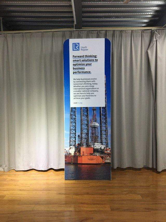 ป้ายตั้งพื้นแบบผ้า Fabric Stand น้ำหนักเบา พิมพ์คมชัด โครงสร้างแข็งแรง เหมาะสำหรับงานอีเวนต์ บูธแสดงสินค้า และโปรโมชัน