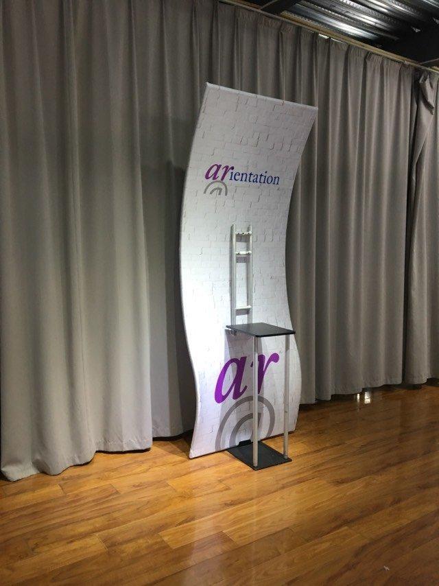 ป้ายตั้งพื้นแบบผ้า Fabric Stand น้ำหนักเบา พิมพ์คมชัด โครงสร้างแข็งแรง เหมาะสำหรับงานอีเวนต์ บูธแสดงสินค้า และโปรโมชัน