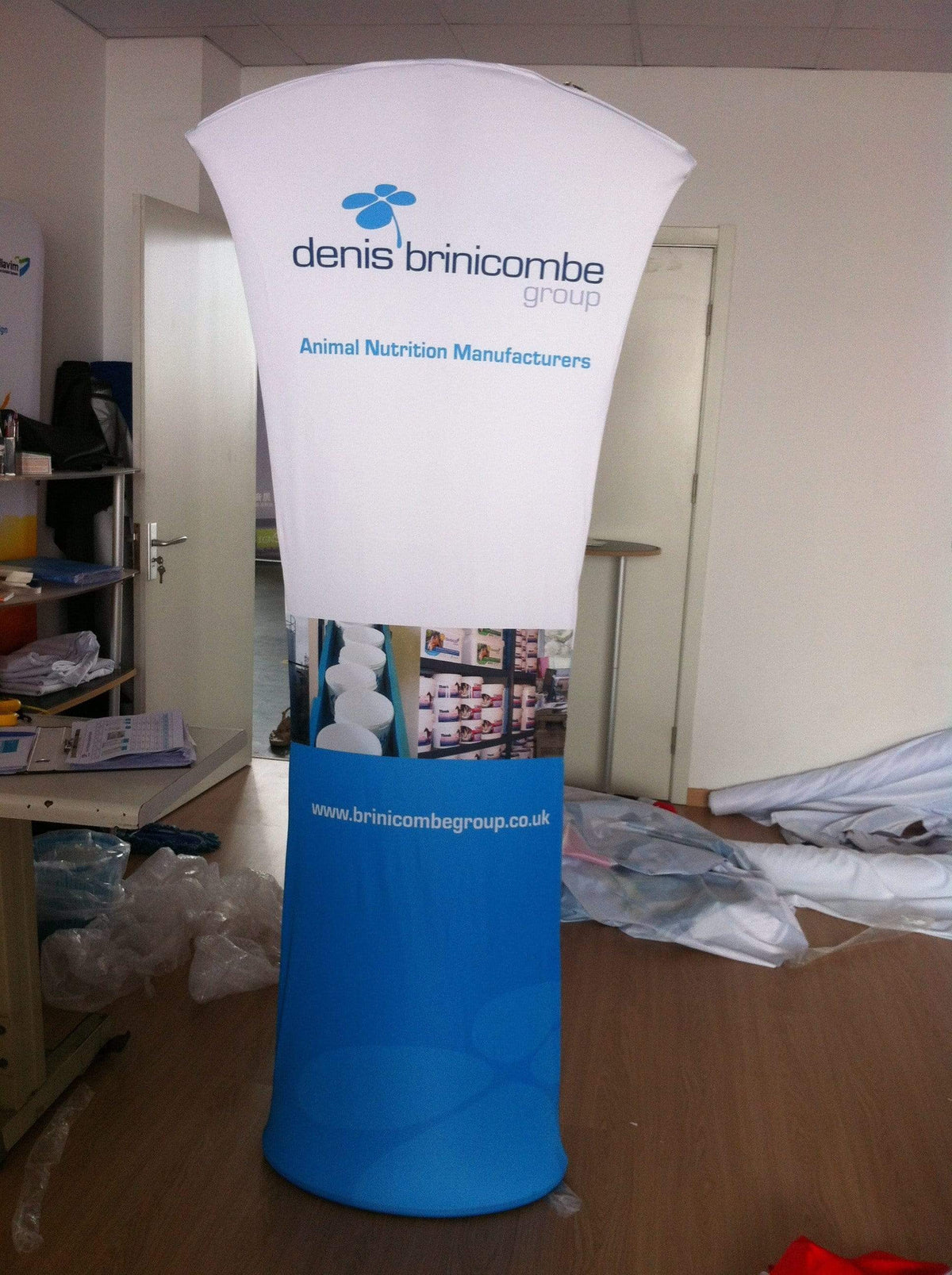 ป้ายตั้งพื้นแบบผ้า Fabric Stand น้ำหนักเบา พิมพ์คมชัด โครงสร้างแข็งแรง เหมาะสำหรับงานอีเวนต์ บูธแสดงสินค้า และโปรโมชัน