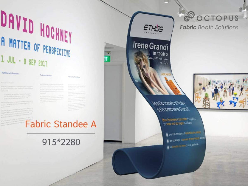 ป้ายตั้งพื้นแบบผ้า Fabric Stand น้ำหนักเบา พิมพ์คมชัด โครงสร้างแข็งแรง เหมาะสำหรับงานอีเวนต์ บูธแสดงสินค้า และโปรโมชัน