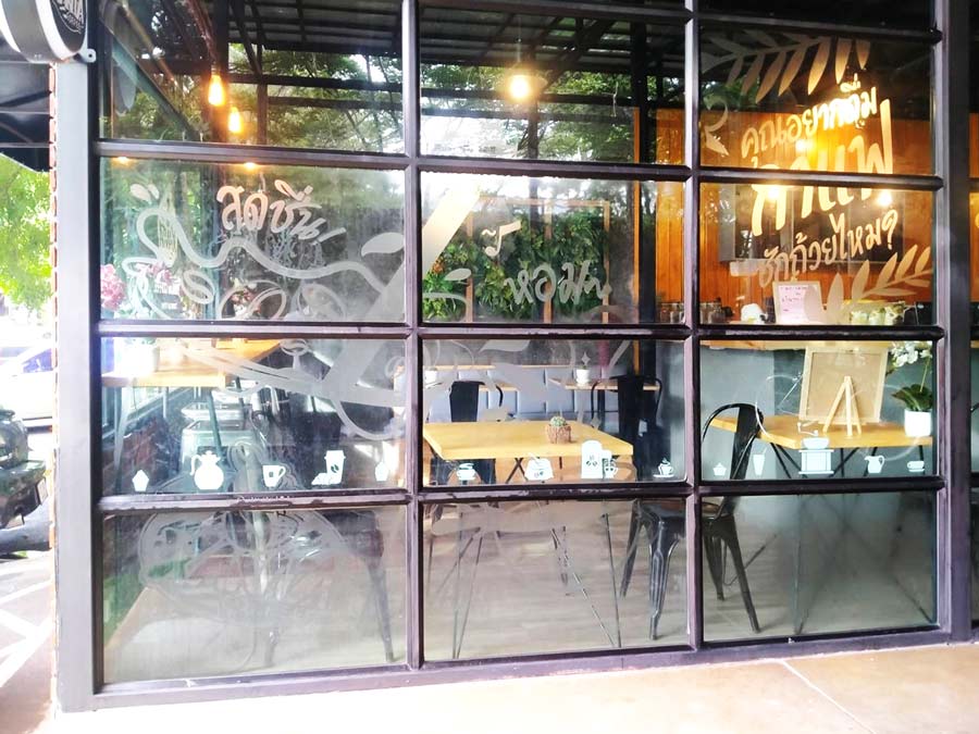 สติ๊กเกอร์ไดคัท และสติ๊กเกอร์ติดกระจกหน้าร้าน พิมพ์คมชัด สีสวยทนทาน เหมาะสำหรับงานตกแต่งร้านค้า โปรโมชัน และโฆษณา