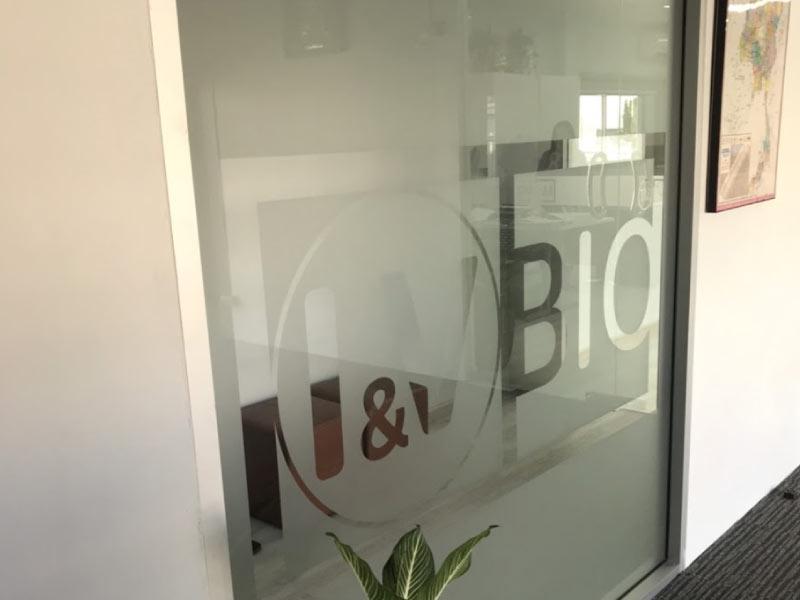 สติ๊กเกอร์ฝ้า ติดกระจก ฟิล์มฝ้าติดกระจก - Octopus Media Solutions