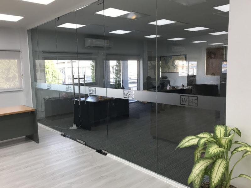 สติ๊กเกอร์ฝ้า ติดกระจก ฟิล์มฝ้าติดกระจก - Octopus Media Solutions