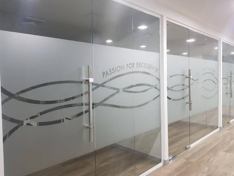 สติ๊กเกอร์ฝ้า ติดกระจก ฟิล์มฝ้าติดกระจก - Octopus Media Solutions