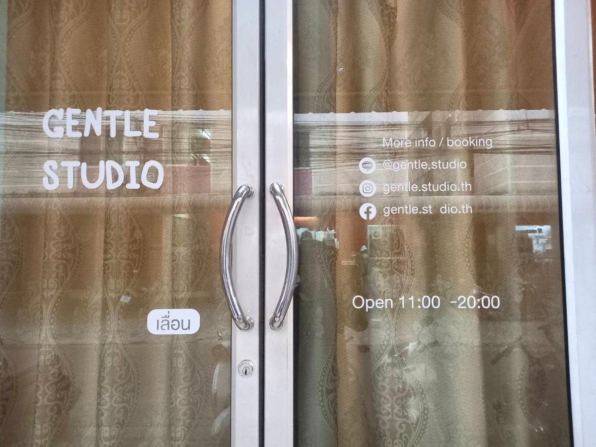 สติ๊กเกอร์ไดคัทติดกระจก สีขาว พิมพ์คมชัด เหมาะสำหรับงานตกแต่งร้านค้า ออฟฟิศ และงานประชาสัมพันธ์