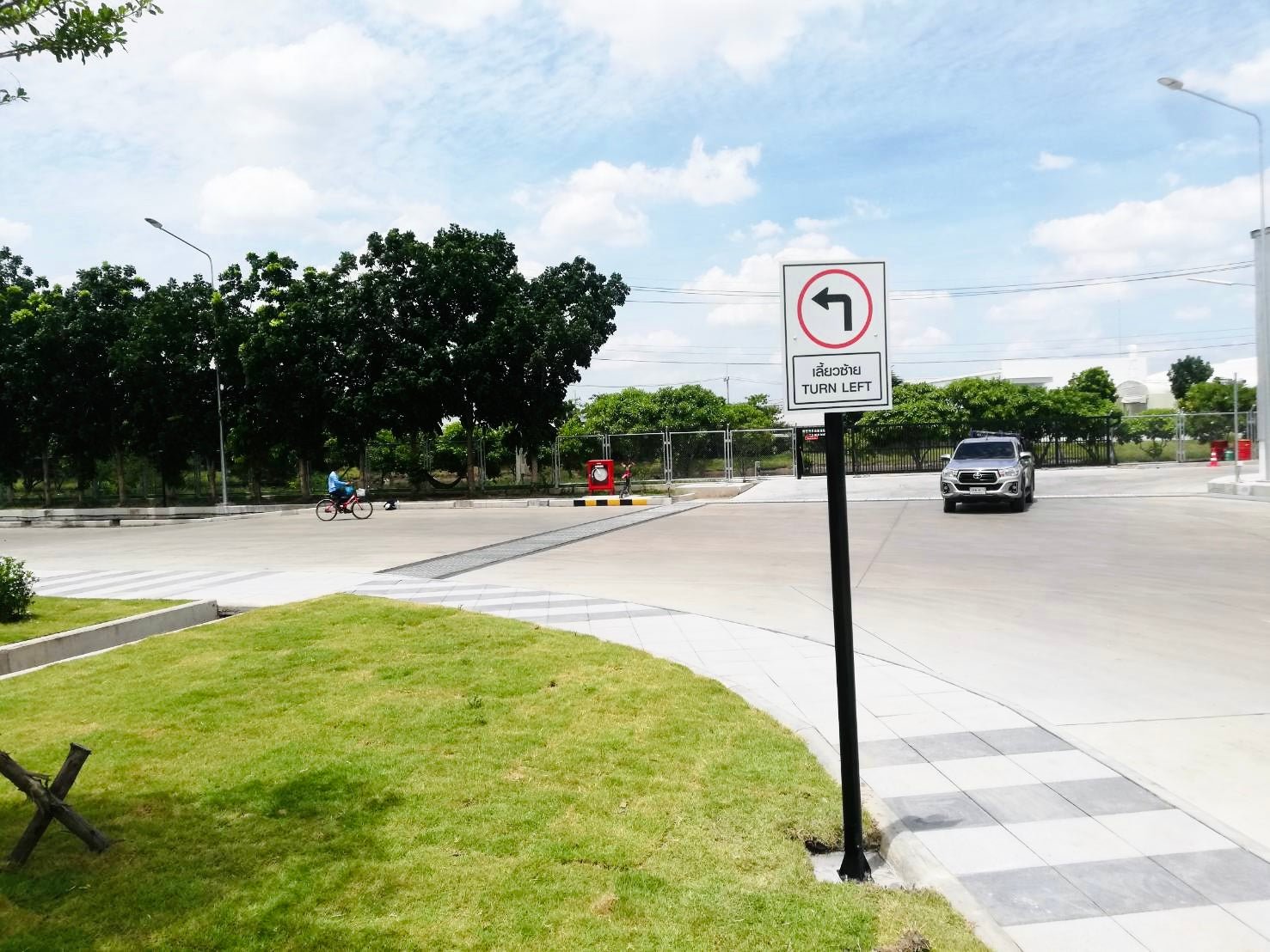 ป้ายสัญลักษณ์ ป้ายบอกทาง และป้ายจราจร สะท้อนแสง มองเห็นชัด แข็งแรง ทนทาน เหมาะสำหรับถนน อาคาร และพื้นที่สาธารณะ