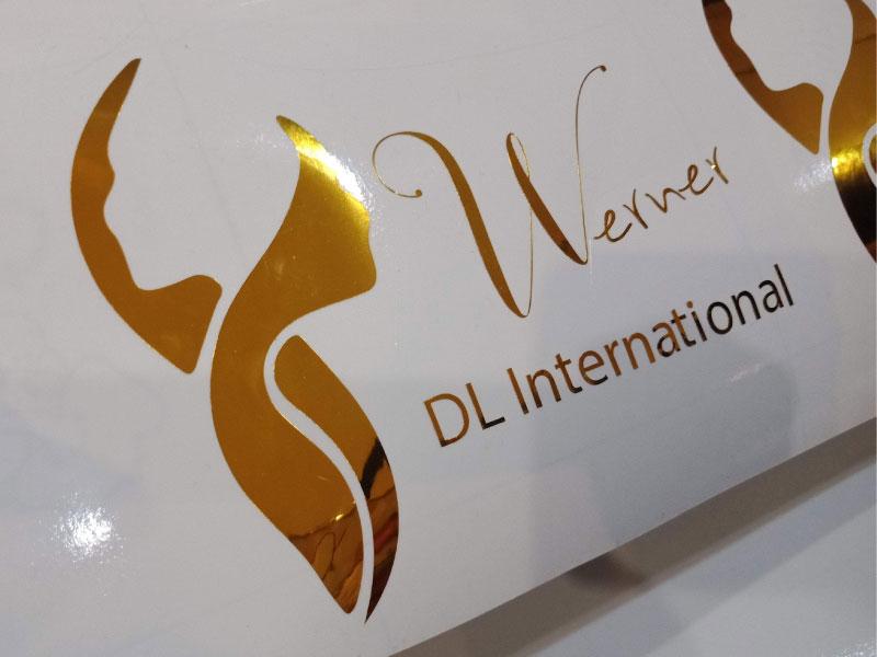 สติ๊กเกอร์ฉลากสินค้า สีทอง สีเงิน พิมพ์หรูหรา เพิ่มมูลค่าแบรนด์ เหมาะสำหรับบรรจุภัณฑ์ สินค้าพรีเมียม และงานโปรโมชัน