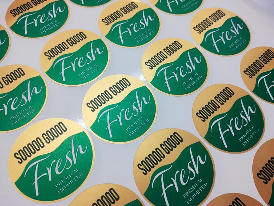 สติ๊กเกอร์ฉลากสินค้า สีทอง สีเงิน พิมพ์หรูหรา เพิ่มมูลค่าแบรนด์ เหมาะสำหรับบรรจุภัณฑ์ สินค้าพรีเมียม และงานโปรโมชัน