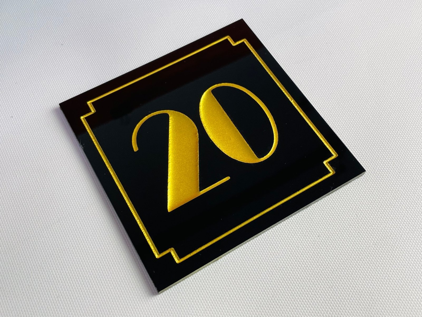 เซาะร่องอะคริลิค Laser Marking งานพิมพ์และแกะสลักคมชัด เนี้ยบหรู เหมาะสำหรับป้ายชื่อ ป้ายบริษัท และงานตกแต่งพิเศษ