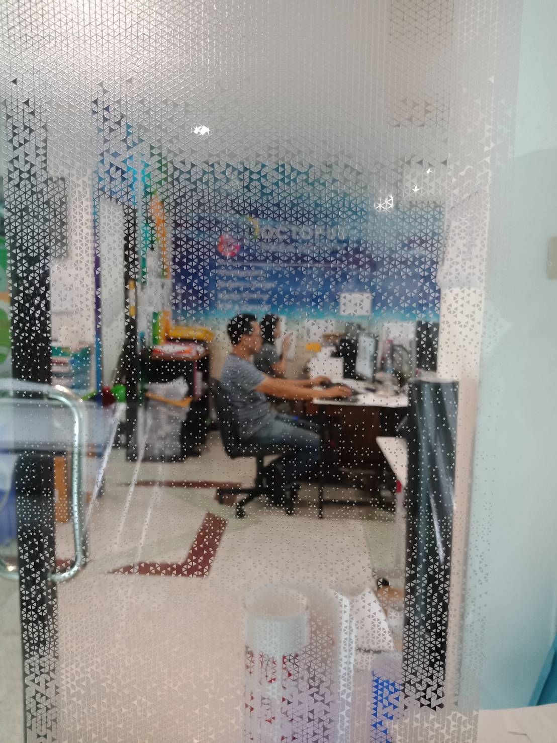 สติ๊กเกอร์ฝ้า ติดกระจก ฟิล์มฝ้าติดกระจก - Octopus Media Solutions