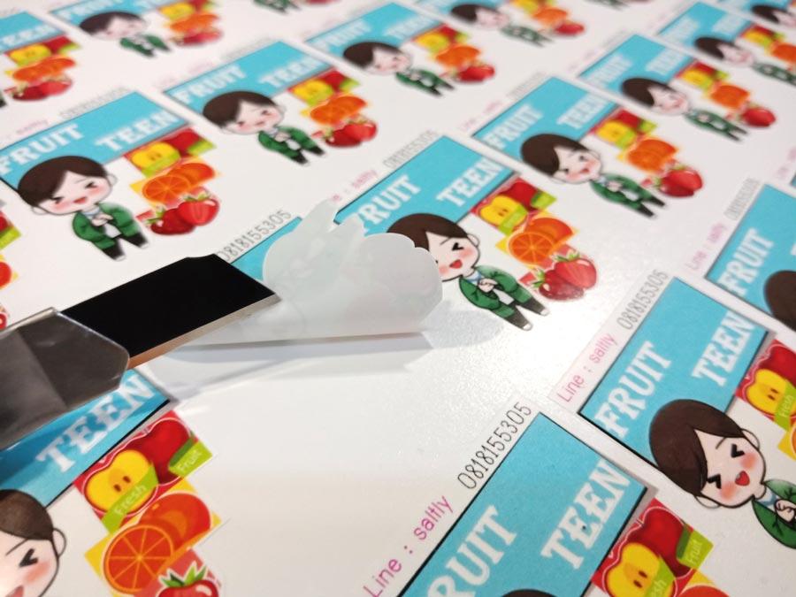 ฉลากสติ๊กเกอร์กันน้ำ PP สติ๊กเกอร์ไดคัท พิมพ์คมชัด ทนทาน กันน้ำ เหมาะสำหรับติดบรรจุภัณฑ์ สินค้า และงานโปรโมชัน