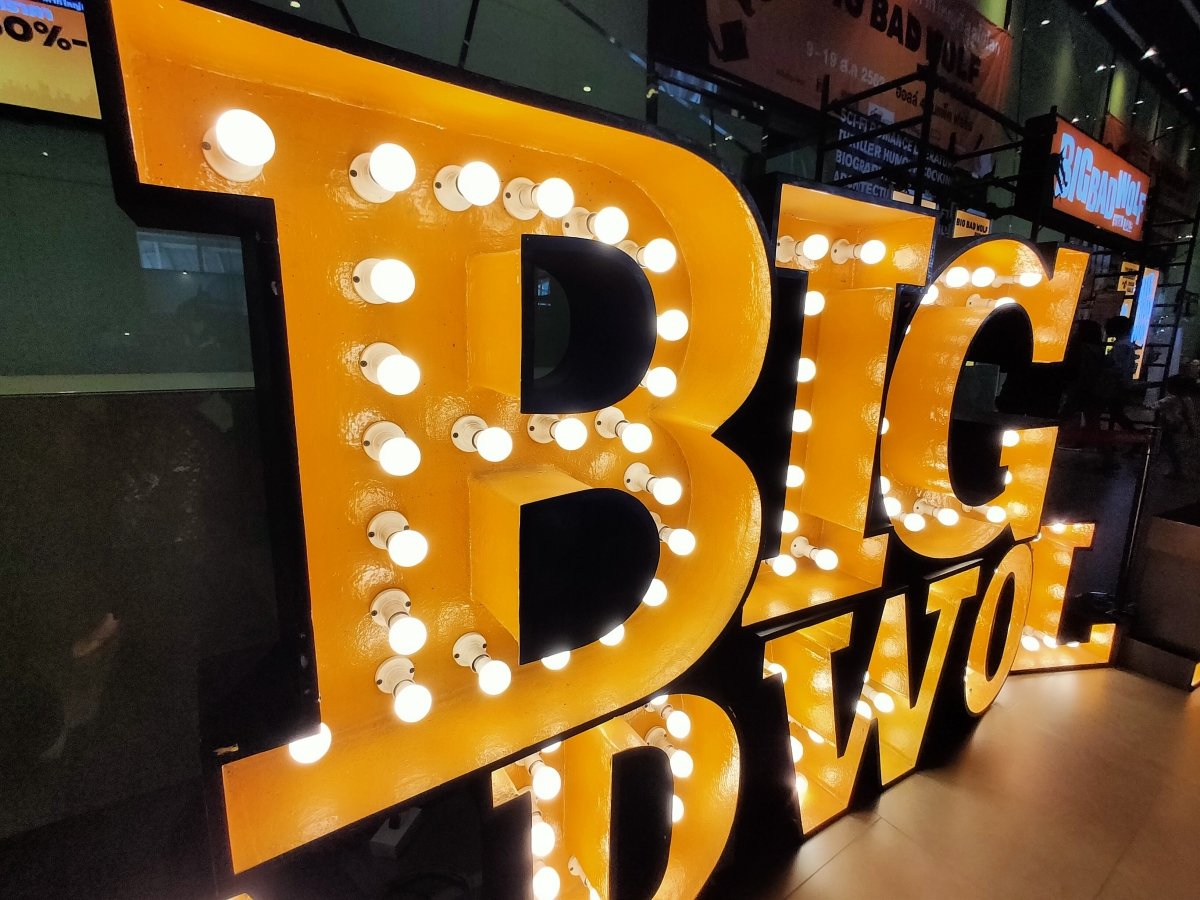 ป้ายไฟปิงปอง LED Bulb ให้แสงสวยคลาสสิก ดึงดูดสายตา เหมาะสำหรับร้านอาหาร คาเฟ่ งานอีเวนต์ และป้ายโปรโมชัน