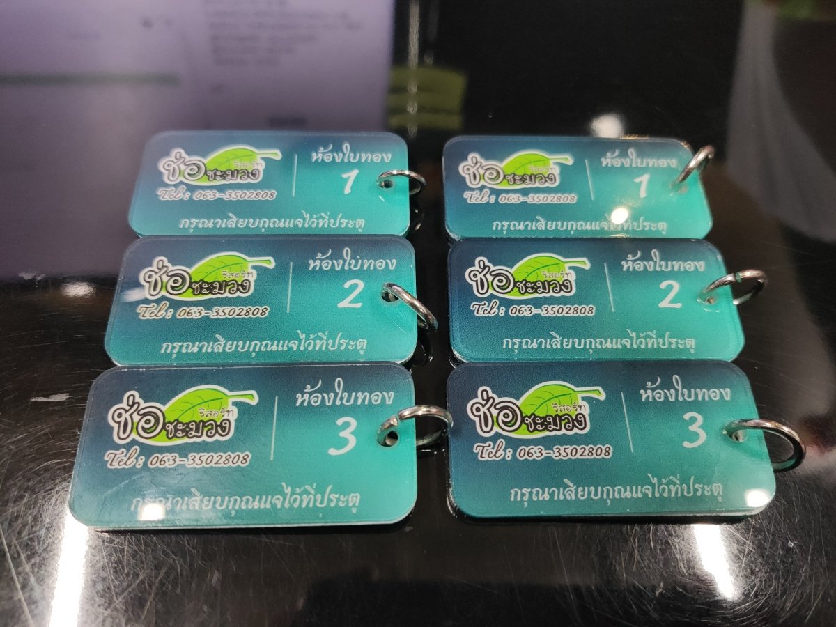 ป้ายแขวน ป้ายคล้องโซ่ และป้ายห้อย พิมพ์คมชัด แข็งแรง ใช้งานสะดวก เหมาะสำหรับป้ายร้านค้า ป้ายประชาสัมพันธ์ และงานอีเวนต์