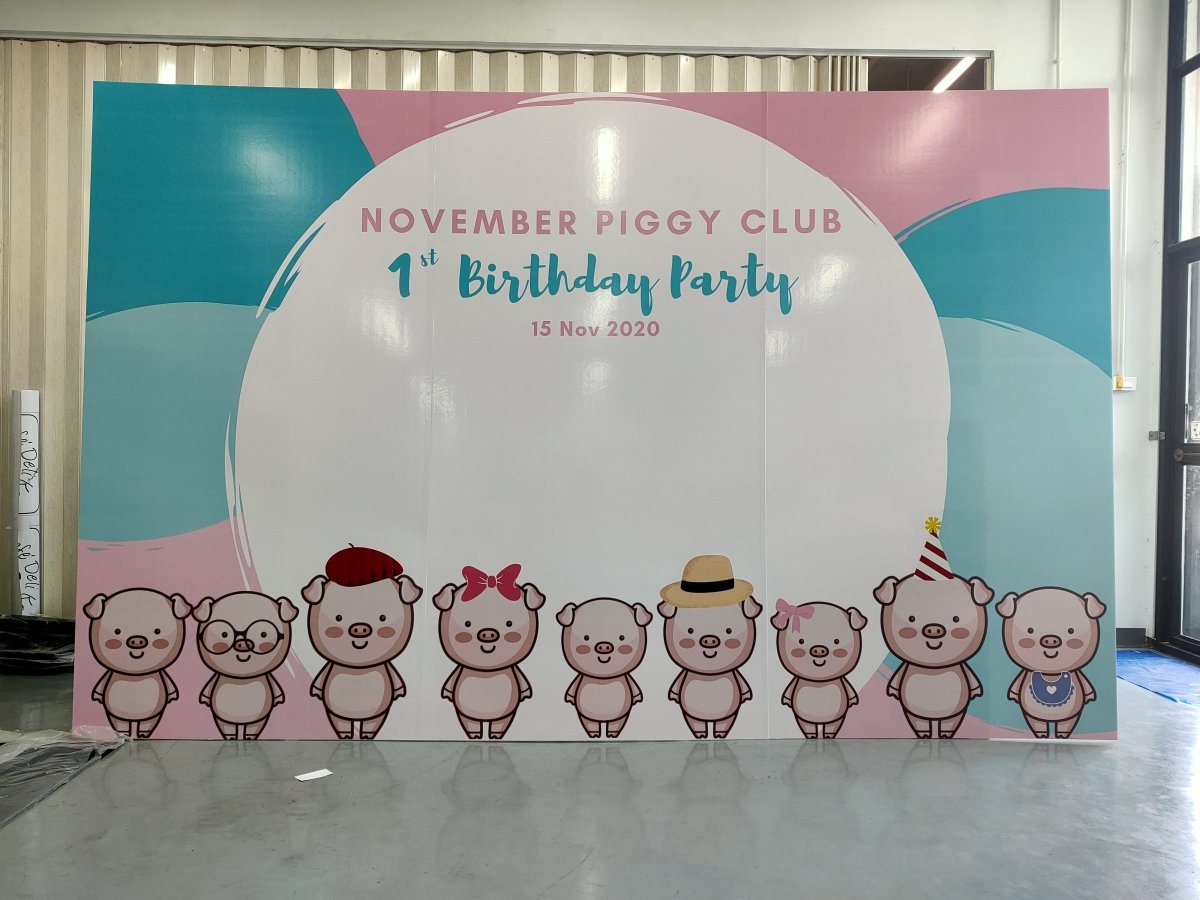 แบคดรอปฟิวเจอร์บอร์ด ฉากถ่ายรูปราคาถูก พิมพ์คมชัด น้ำหนักเบา ติดตั้งง่าย เหมาะสำหรับงานแต่ง งานอีเวนต์ และงานถ่ายภาพ