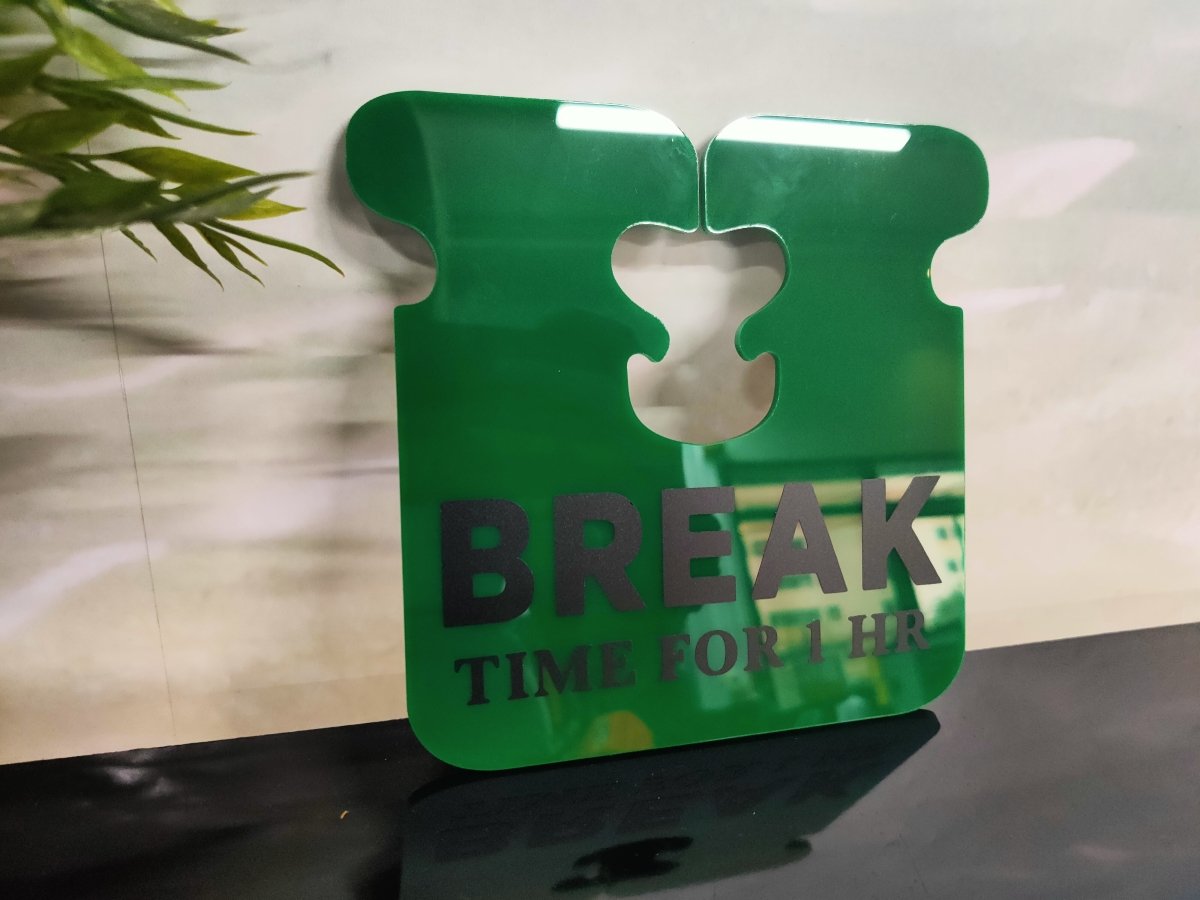 ป้ายแขวน ป้ายคล้องโซ่ และป้ายห้อย พิมพ์คมชัด แข็งแรง ใช้งานสะดวก เหมาะสำหรับป้ายร้านค้า ป้ายประชาสัมพันธ์ และงานอีเวนต์