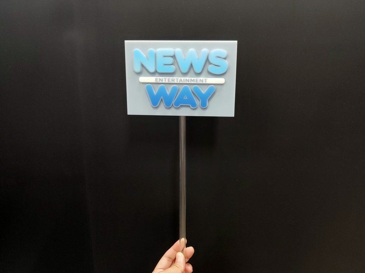 ป้ายไมค์ โลโก้ไมค์ และป้ายหัวไมค์ พิมพ์คมชัด ดีไซน์สวย เหมาะสำหรับงานอีเวนต์ สื่อประชาสัมพันธ์ รายการทีวี และงานโปรโมชัน