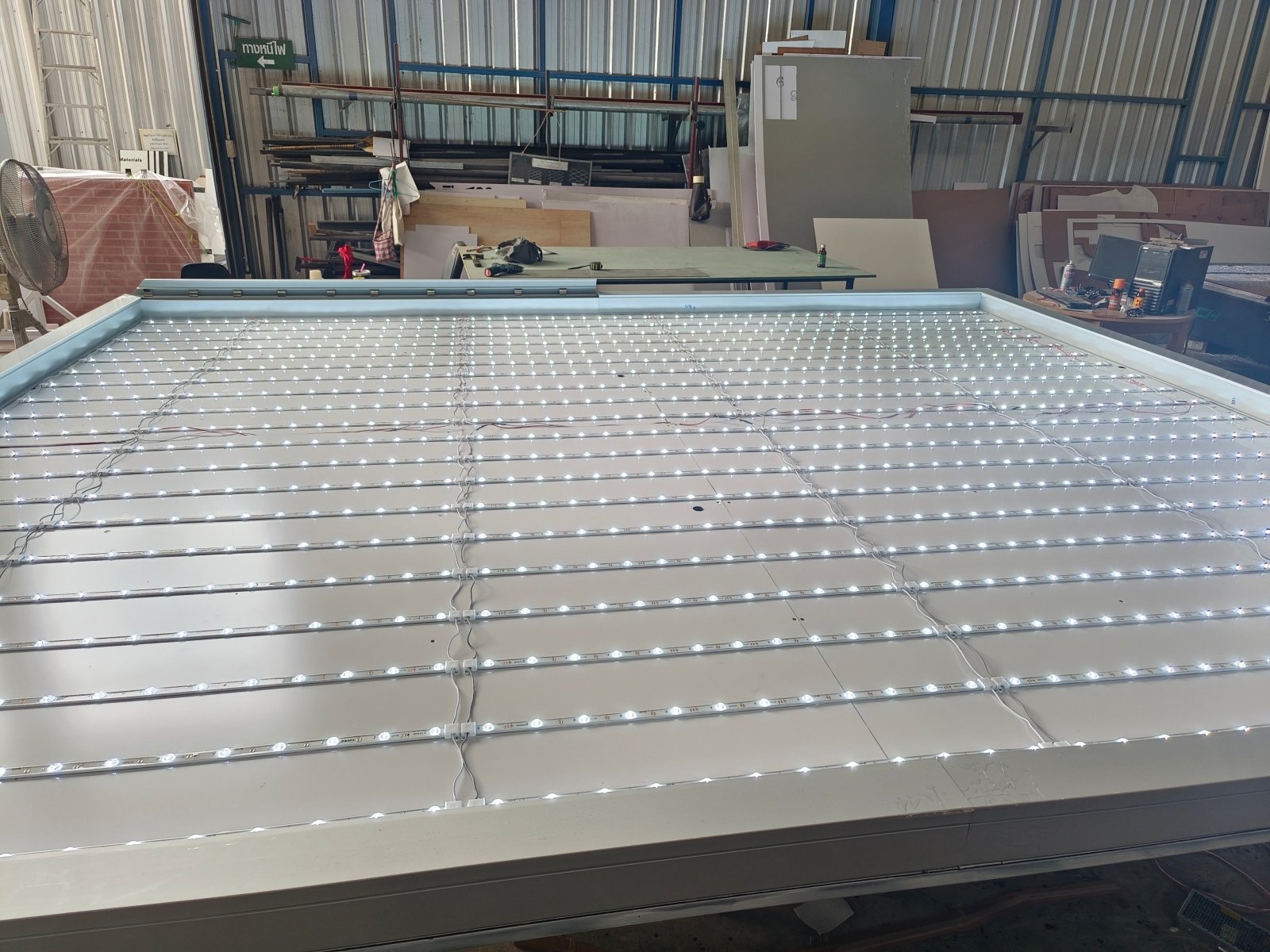 ป้ายไฟ LED กล่องไฟ กรอบอลูมิเนียม น้ำหนักเบา ทนทาน เหมาะสำหรับร้านค้า ป้ายบริษัท และงานอีเวนต์