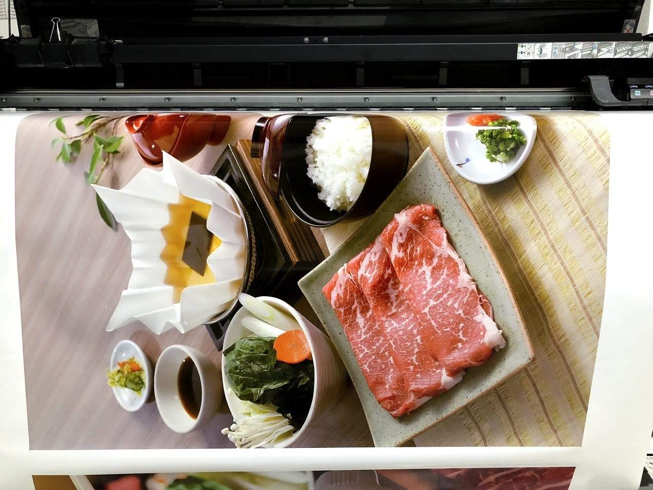 พิมพ์โปสเตอร์โฆษณาสินค้า Poster Ad โปสเตอร์ขนาดใหญ่ พิมพ์คมชัด สีสด เหมาะสำหรับงานโปรโมชัน โฆษณา และตกแต่งร้าน