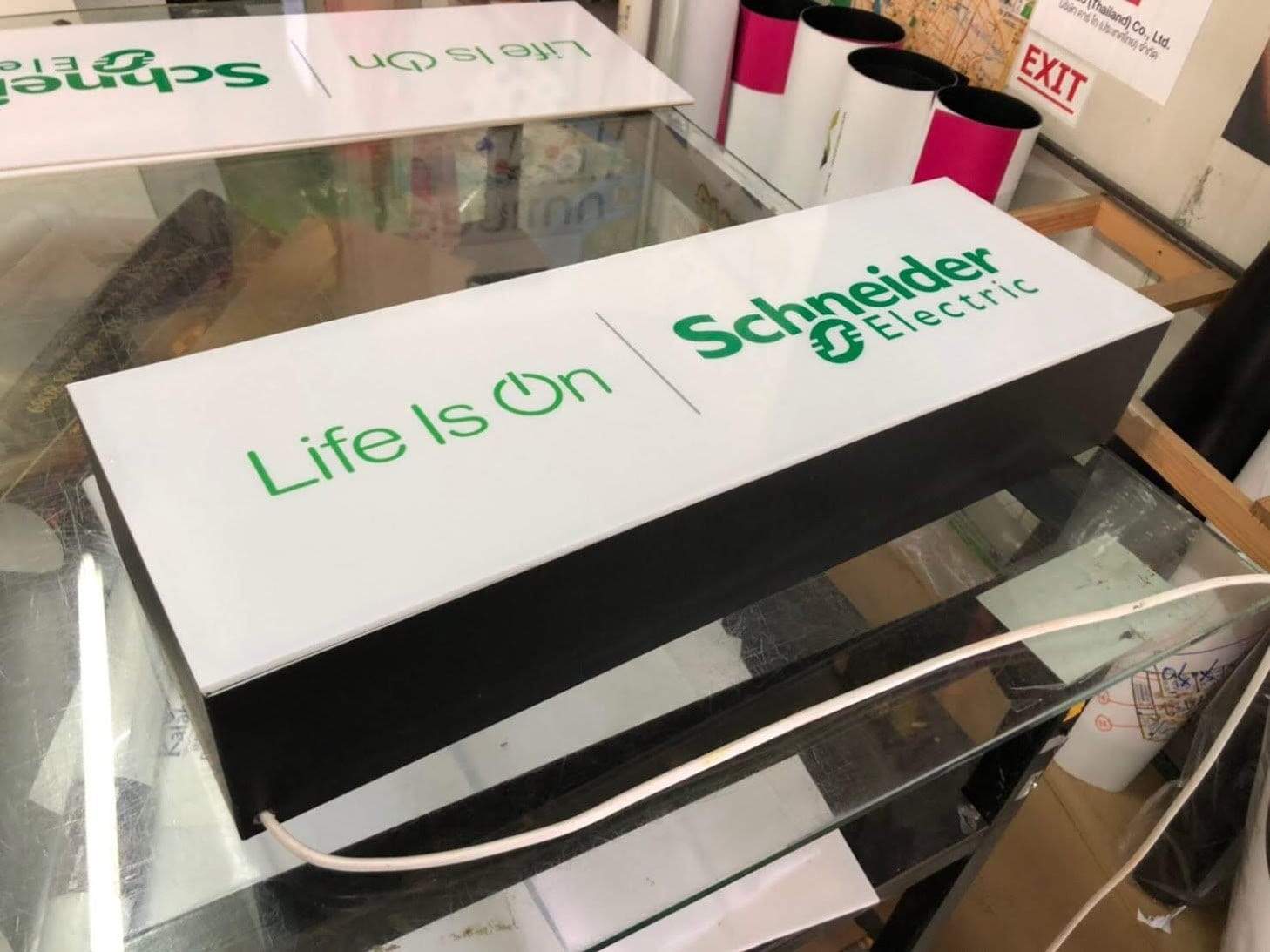 ป้ายกล่องไฟ ตู้ไฟ Light Box พิมพ์คมชัด สว่างเด่นชัดเจน เหมาะสำหรับป้ายโฆษณา หน้าร้าน และงานโปรโมชัน