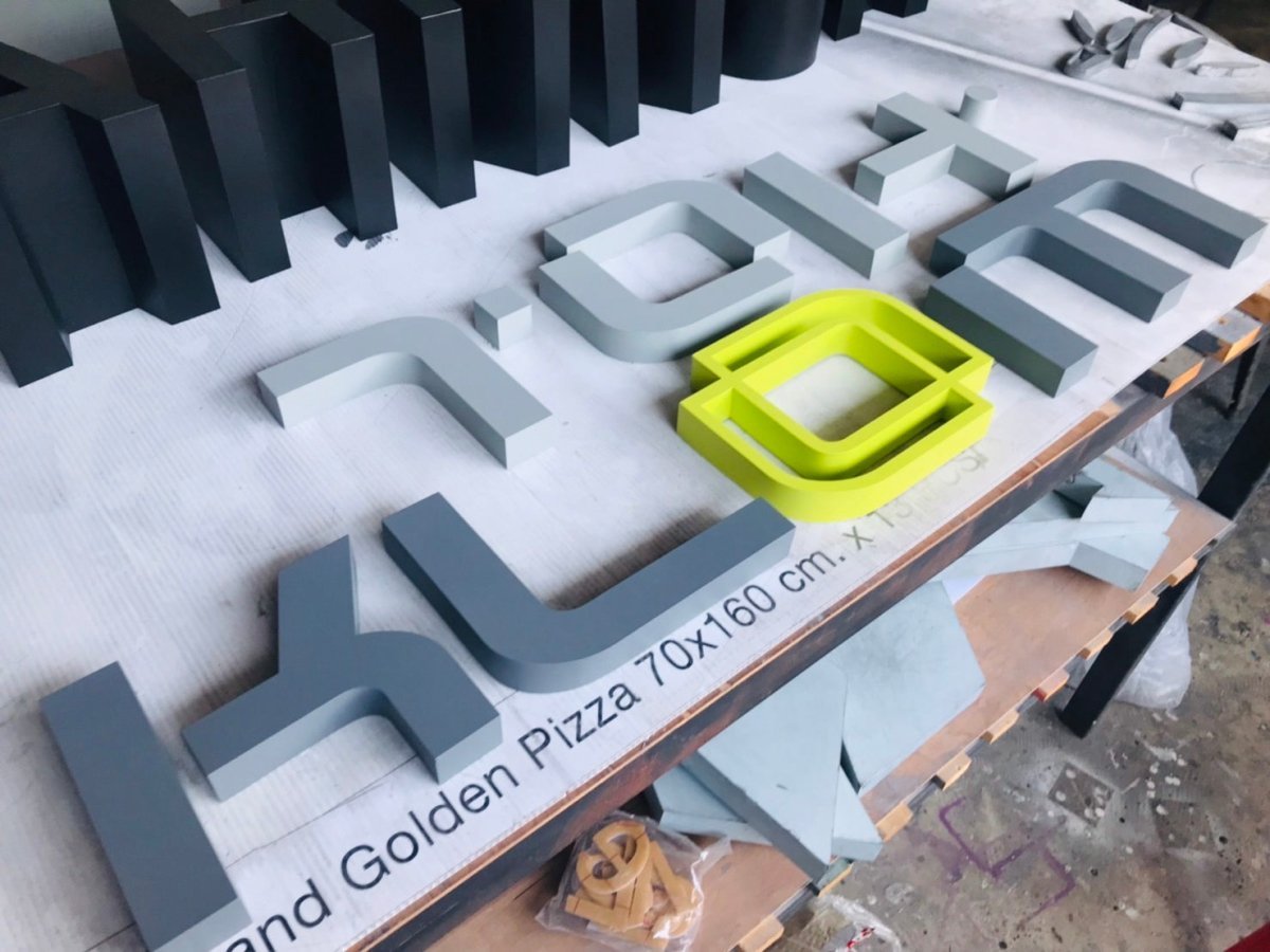 ป้ายอักษรโลหะ และป้ายโลโก้ ดีไซน์หรูหรา แข็งแรง ทนทาน เหมาะสำหรับป้ายบริษัท ร้านค้า และงานตกแต่งอาคาร