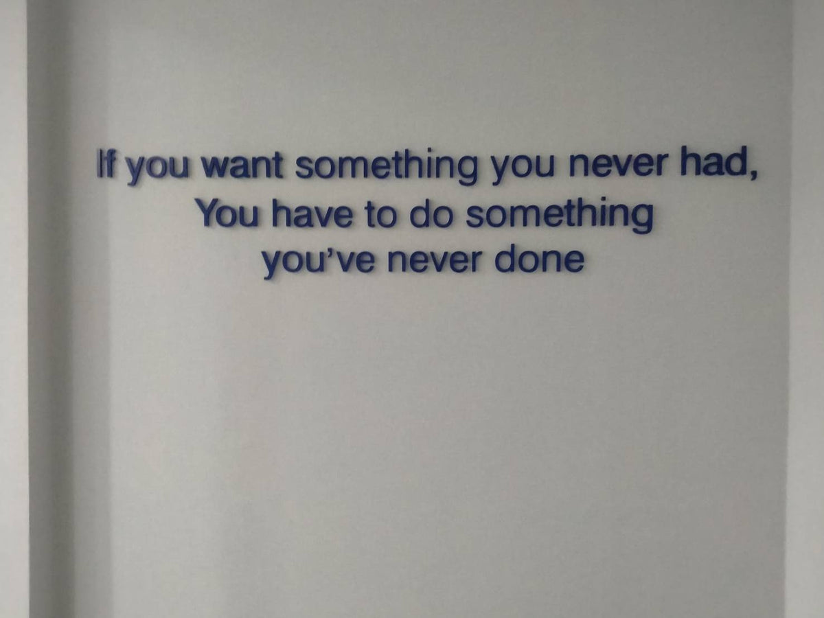 ป้ายไดคัทอะคริลิค ตัวนูน พิมพ์คมชัด ดีไซน์สวยหรู แข็งแรงทนทาน เหมาะสำหรับป้ายบริษัท ป้ายร้านค้า และงานตกแต่งอาคาร