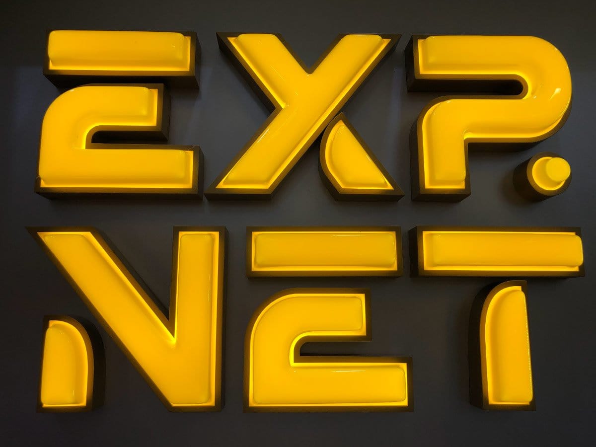 ป้ายโลโก้ (Logo Signage) - Octopus Media Solutions