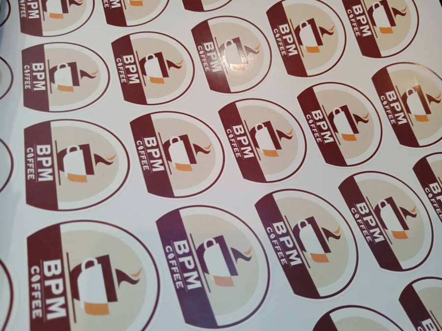 ฉลากสติ๊กเกอร์กันน้ำ PP สติ๊กเกอร์ไดคัท พิมพ์คมชัด ทนทาน กันน้ำ เหมาะสำหรับติดบรรจุภัณฑ์ สินค้า และงานโปรโมชัน