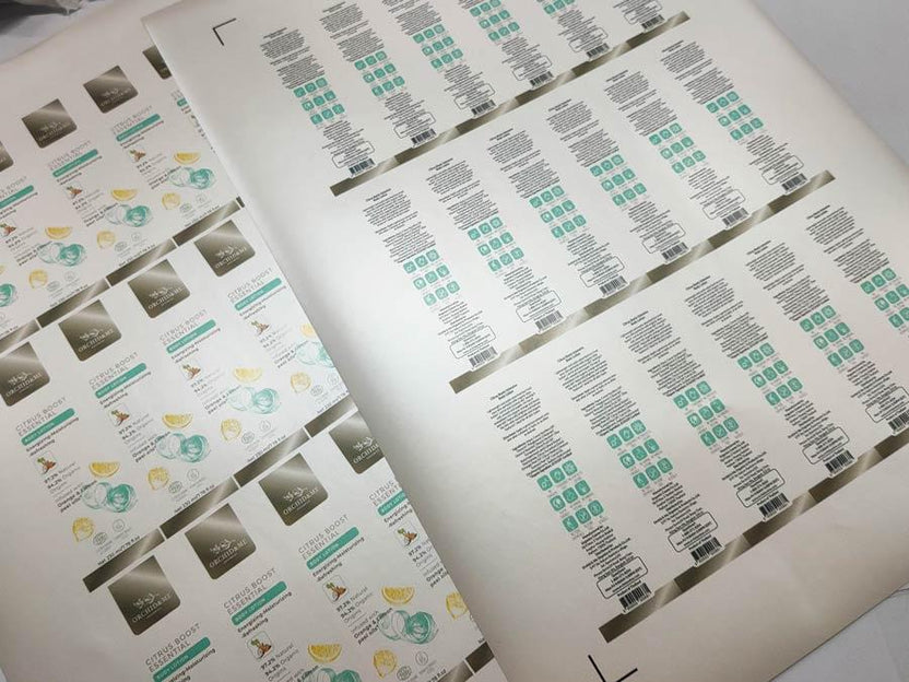 สติ๊กเกอร์ฉลากสินค้า สีทอง สีเงิน พิมพ์หรูหรา เพิ่มมูลค่าแบรนด์ เหมาะสำหรับบรรจุภัณฑ์ สินค้าพรีเมียม และงานโปรโมชัน