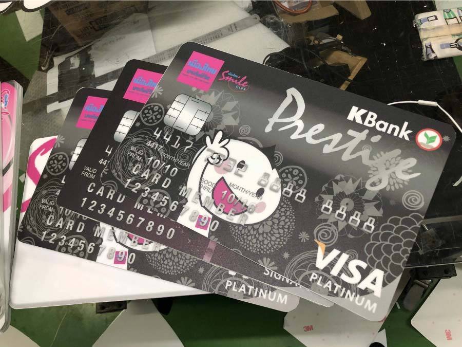 ป้ายพลาสวูด ติดสติ๊กเกอร์ สกรีนพิมพ์ยูวี พิมพ์คมชัด ทนแดดฝน แข็งแรง เหมาะสำหรับงานโฆษณา ป้ายร้าน และป้ายโปรโมชัน